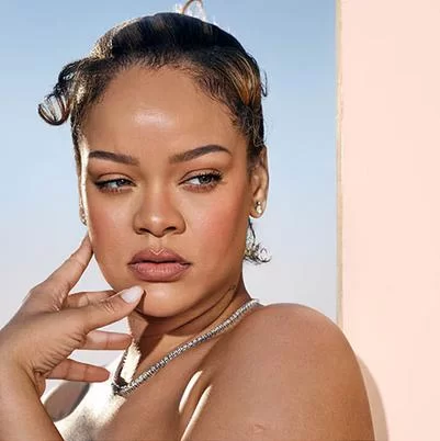 Rihanna para a divulgação da Fenty Beauty (Reprodução/Site/Sephora)