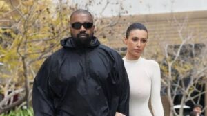 Esposa de Kanye West chama atenção com fantasia em Tokyo