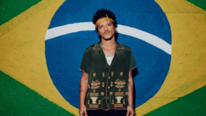 Bruno Mars passeia em Belo Horizonte e tira fotos com fãs