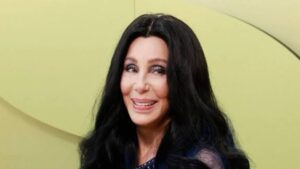 Cher detalha noite caótica com John Lennon e Harry Nilsson em sua biografia