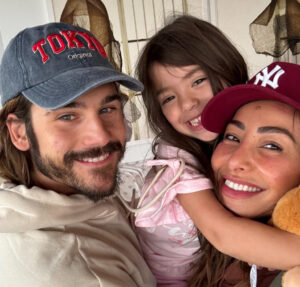 Grávida, Sabrina Sato posta foto com Nicolas Prattes e Zoe: Meus amores