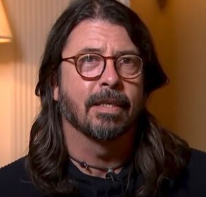 Após ter filha fora do casamento, Dave Grohl dispensa advogado de divórcio para tentar reconciliação com esposa