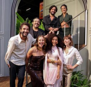 Elenco do remake da novela Vale Tudo apresenta novidades na CCXP. Saiba todos os detalhes!