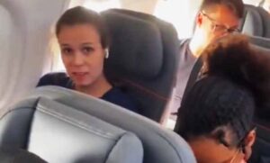 Mulher que gravou confusão com criança em avião concorreu à eleição em MG