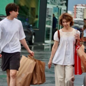 Fernanda Torres faz raro passeio com filho caçula no Rio de Janeiro