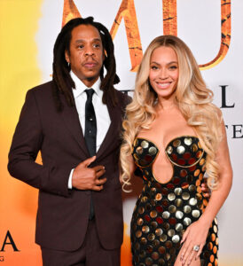 Em primeira aparição pública desde acusação de estupro, Jay-Z posa em première de Mufasa: O Rei Leão ao lado de Beyoncé e Blue Ivy