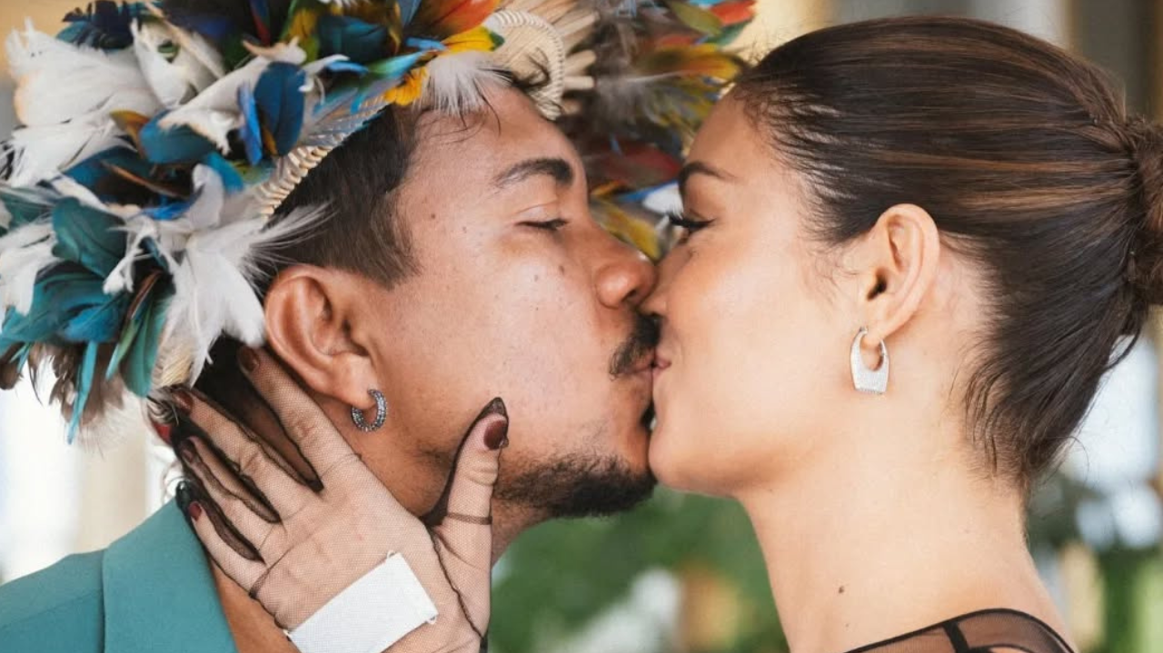 Sophie Charlotte e Xamã são flagrados aos beijos no cinema Lorena Bueri