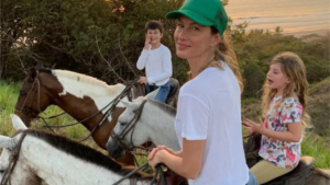 Gisele Bündchen exibe barriga de gravidez durante um passeio na Costa Rica