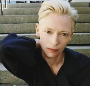 Veja os penteados mais ousados de Tilda Swinton