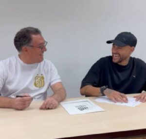 Neymar Jr assina contrato com o Santos e o jogador brinca com o presidente do clube: Tem certeza?