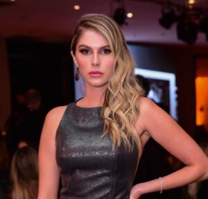 Bárbara Evans aparece no hospital com o marido e explica: – Ele está sentindo muita dor