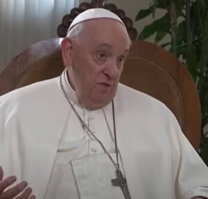 Papa Francisco sofre queda e machuca o braço