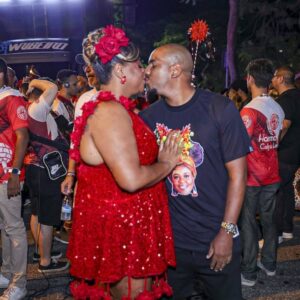 Viviane Araújo e Flávia Alessandra curtem ensaio de rua do Salgueiro