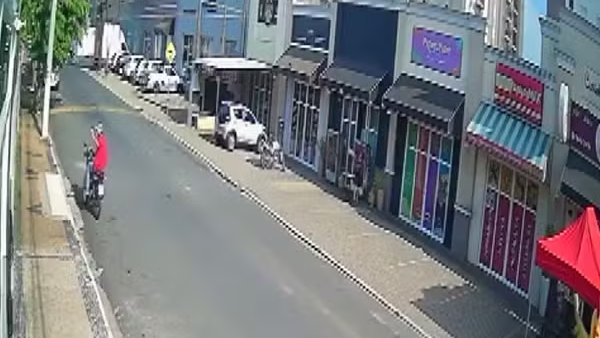 Motociclista morre após bater em poste enquanto se filmava; veja vídeo