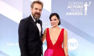 Lily Allen acaba casamento com David Harbour após descobrir “perfil secreto” em app de relacionamento