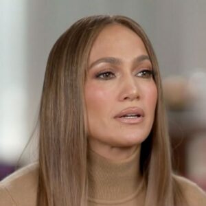 Jennifer Lopez não se arrepende de divórcio de Ben Affleck e está curtindo vida de solteira, diz revista