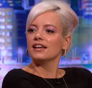 Lily Allen se interna em clínica após fim do casamento com David Harbour, afirma site