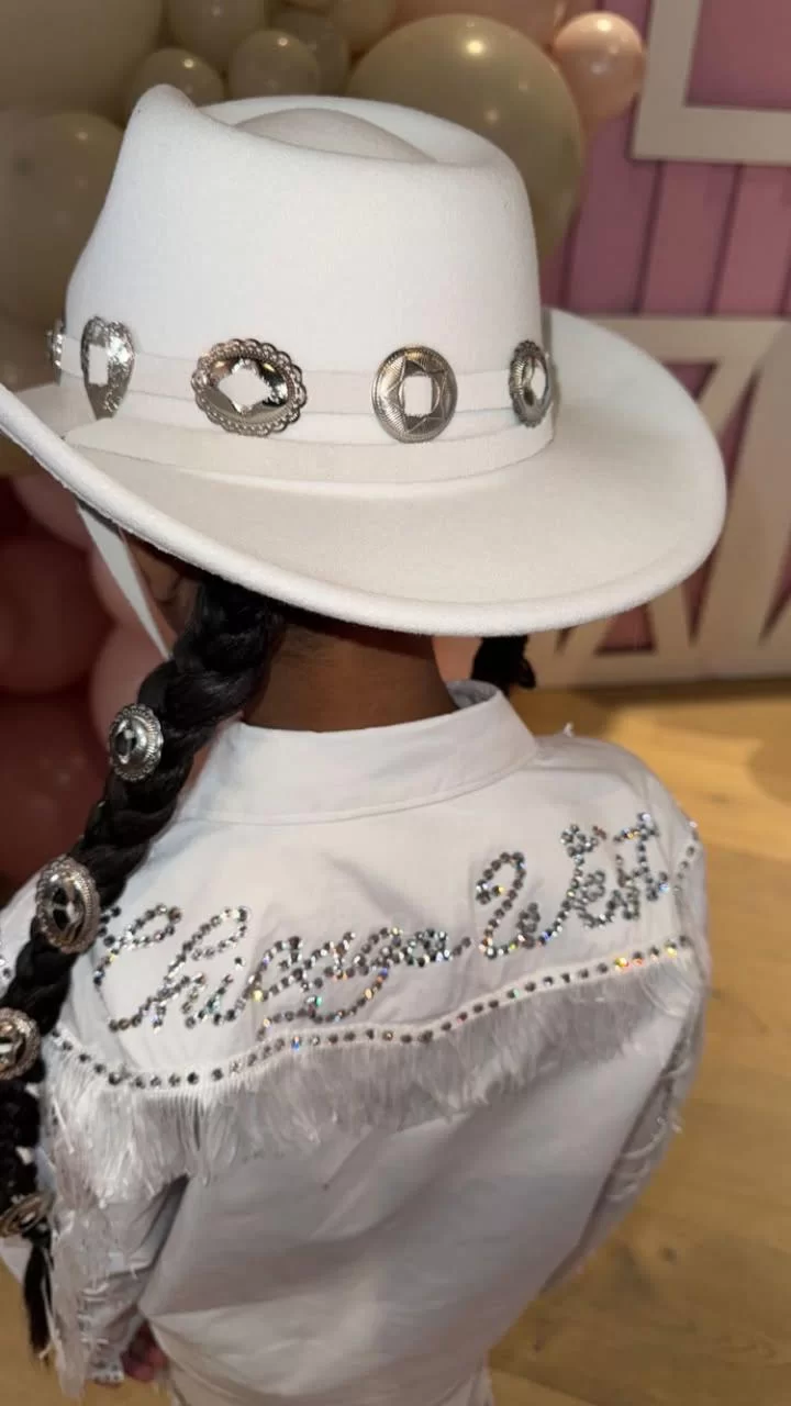 Chicago West com sua roupa de cowgirl (foto: reprodução/ Instagram/ @kimkardashian ) Lorena Bueri