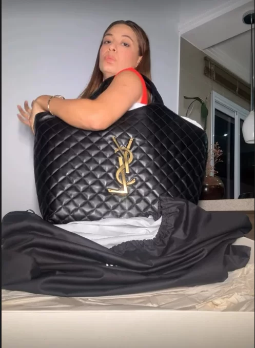 Beatriz Reis mostra a bolsa da YSL avaliada em R$29 mil que comprou recentemente (Foto: reprodução/ Instagram/ @beatrizreisbrasil) Lorena Bueri