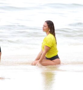 Paolla Oliveira aposta em camiseta e fio-dental para fotos em praia do Rio de Janeiro