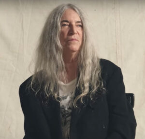 Patti Smith encerra apresentação de cadeira de rodas após desmaiar no palco