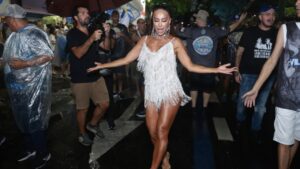 Sabrina Sato Brilha Sob a Chuva em Primeiro Ensaio de Rua para o Carnaval 2025