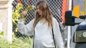 Gisele Bündchen mostra barriga de gravidez durante caminhada