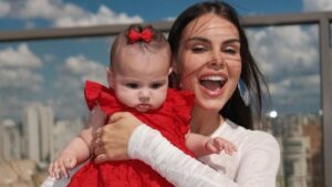 Amanda Kimberlly faz boletim de ocorrência após ataques nas redes sociais a filha de 6 meses