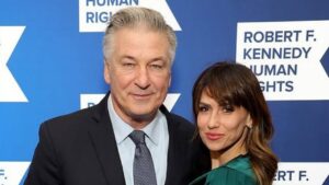 Alec Baldwin aparece abalado relembrando morte de diretora em “The Baldwin” 