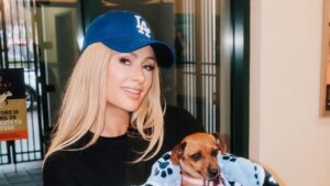 Paris Hilton fica comovida após devolver cachorrinha adotada