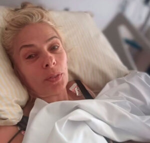 Adriane Galisteu é hospitalizada após voltar de viagem e revela diagnóstico de infecção urinária alta: – Estou bem