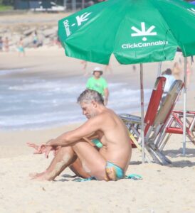 De sunga estampada, Gianecchini curte praia no Rio de Janeiro e ostenta físico sarado