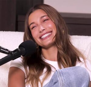 Hailey Bieber exibe barriguinha cinco meses após dar à luz Jack, primeiro filho com Justin Bieber