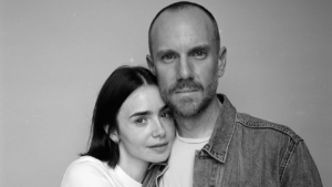 Atriz Lily Collins surpreende internautas anunciando a chegada de sua 1° filha