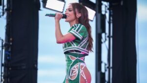 Vídeo viraliza: Anitta se irrita e atira microfone no palco durante show em BH