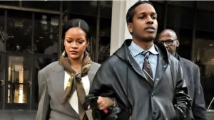 Rihanna e A$AP Rocky são fotografados saindo do tribunal de mãos dadas