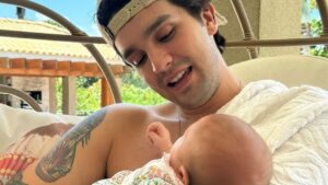 Luan Santana publica novas fotos com a esposa e a filha