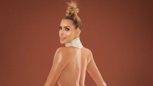 Erika Schneider recria fotos de Kim Kardashian e equilibra taça de champanhe no bumbum