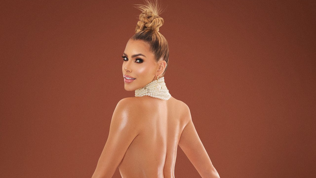 Erika Schneider recria fotos de Kim Kardashian e equilibra taça de champanhe no bumbum  Lorena Bueri