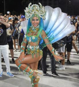 Sabrina Sato e Gabi Martins encantam público em ensaio da Vila Isabel