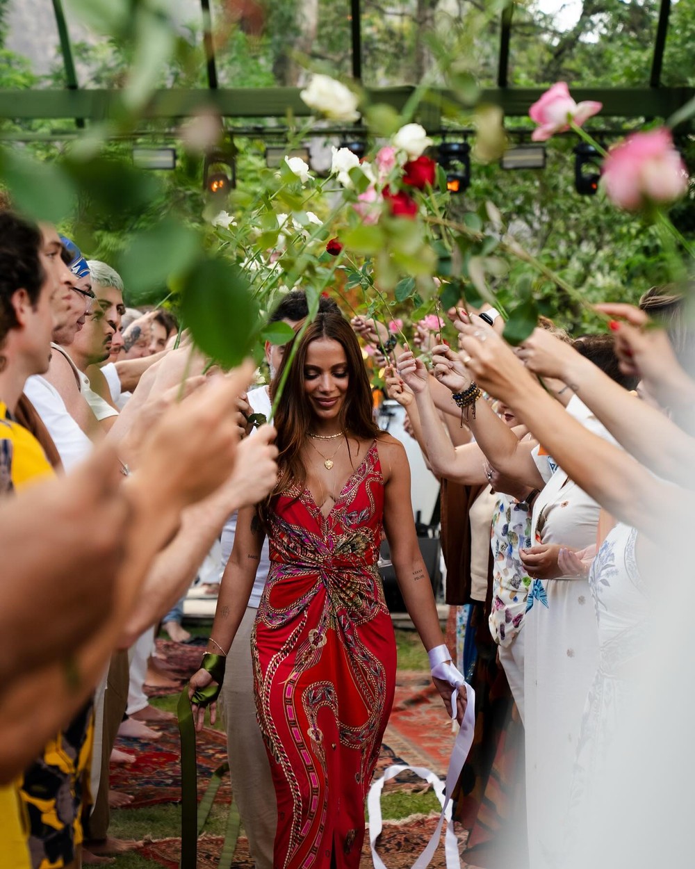Anitta em cerimonia Hindu  (Foto; reprodução/Instagram/@anitta) Lorena Bueri