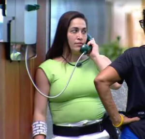 Daniele Hypolito atende o Big Fone e terá direito a fazer compras na Loja Secreta do BBB25