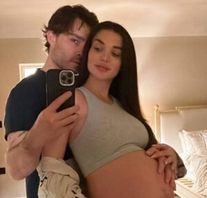 Ed Westwick, astro de Gossip Girl, celebra chegada do primeiro filho