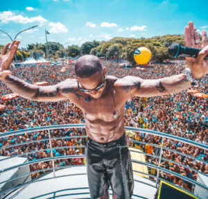 Que sucesso! Léo Santana lota bloco de Carnaval em São Paulo