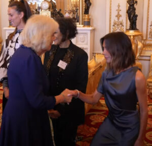 Victoria Beckham comparece ao Palácio de Buckingham e faz reverência à Rainha Camilla