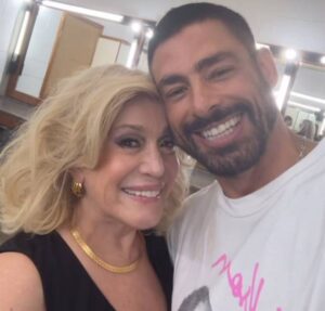 Cauã Reymond e Susana Vieira dão selinho em bastidores de gravação: Coisa mais linda