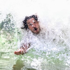 Chay Suede curte praia no Rio de Janeiro (e leva caldo!)