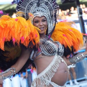 Brunna Gonçalves e Samuel de Assis brilham com a Beijar-Flor no Desfile das Campeãs