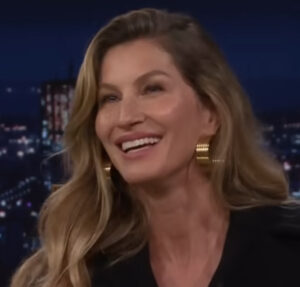 Um mês após dar à luz, Gisele Bündchen renova bronzeado durante passeio de barco em família