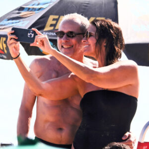 Em meio a tratamento de câncer, Tony Bellotto curte dia de praia ao lado de Malu Mader